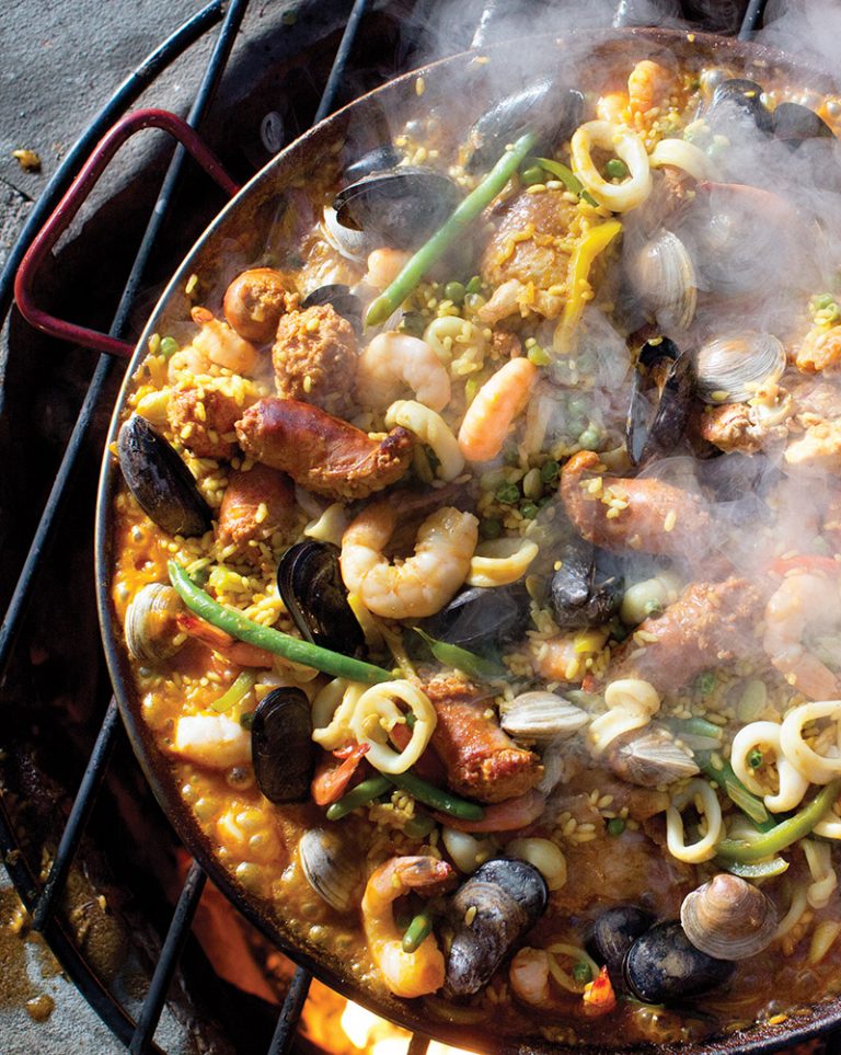 Tips and recipes for a perfect paella party