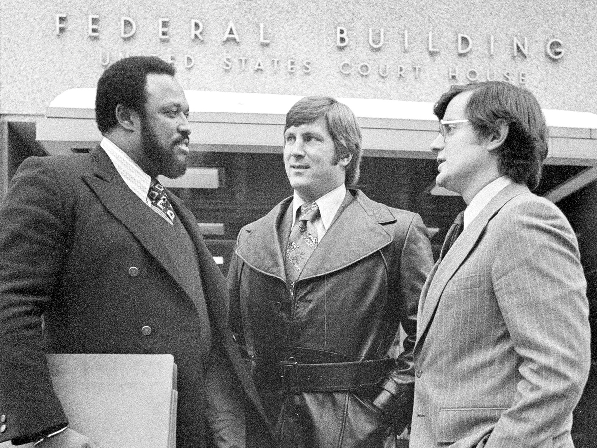 Bill Curry with John Mackey in front of a federal court house