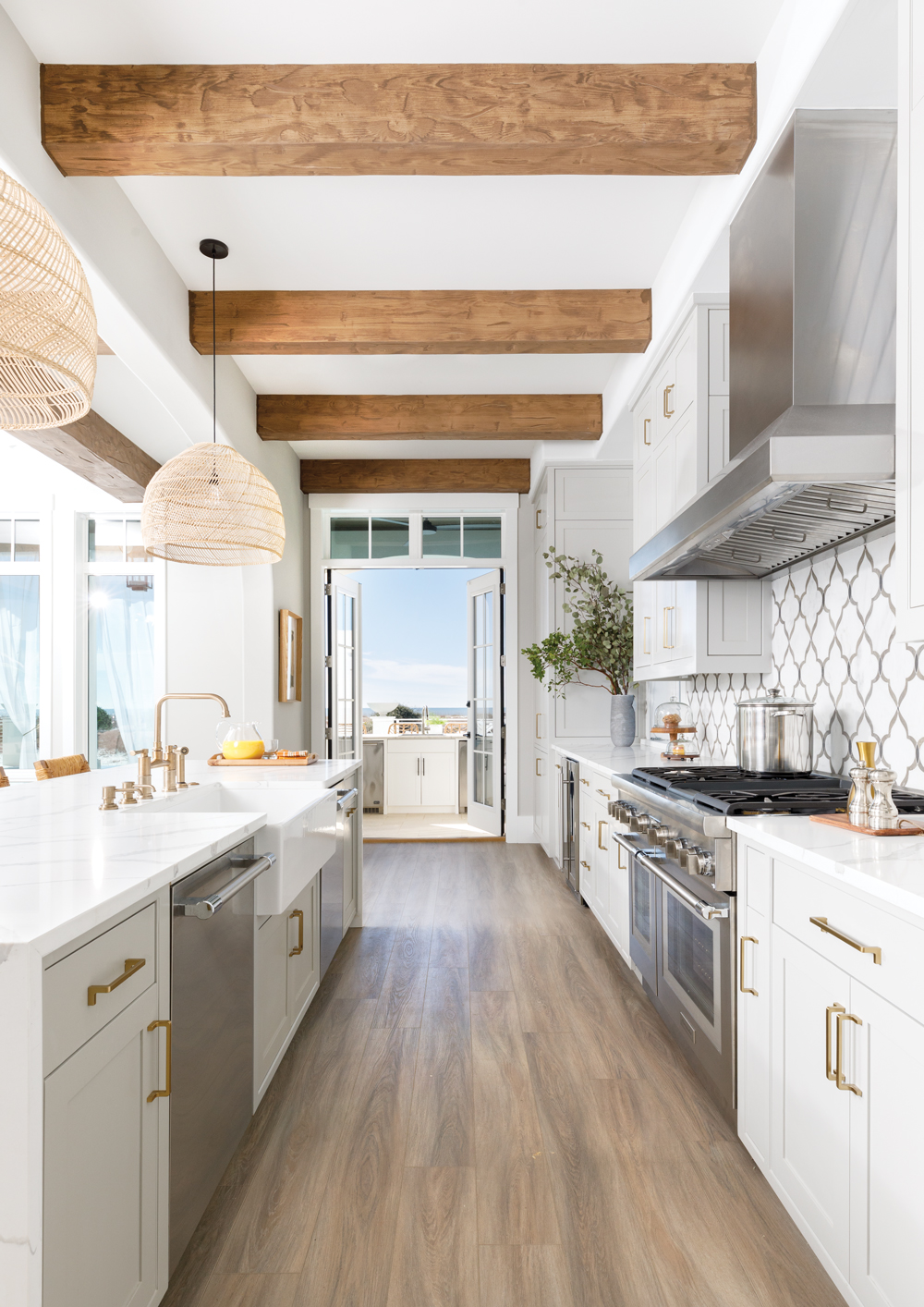 Kitchen, overlooking the beach