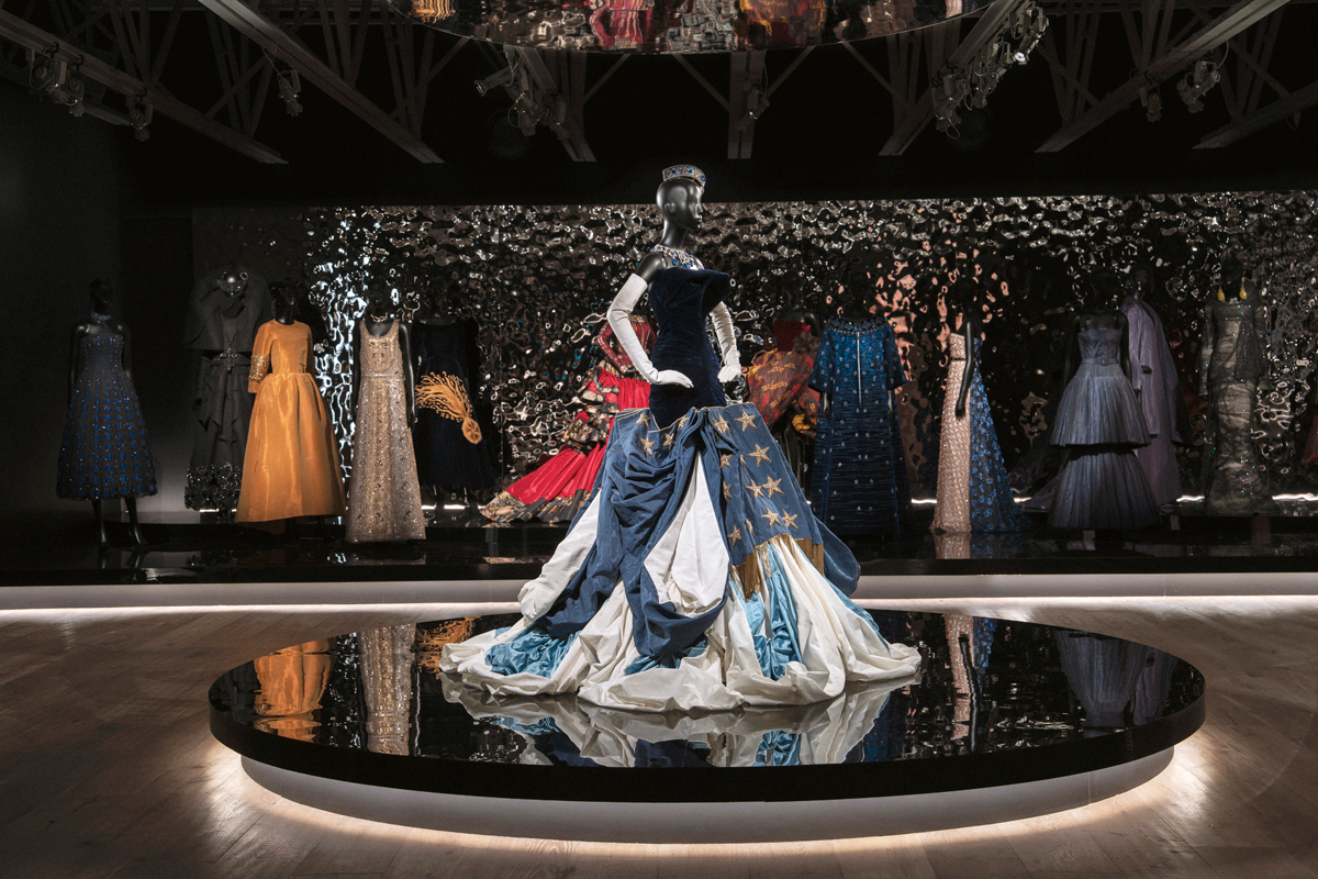 ら*送様 Christian Dior Christian Dior's first exhibition in the Southeast lands in